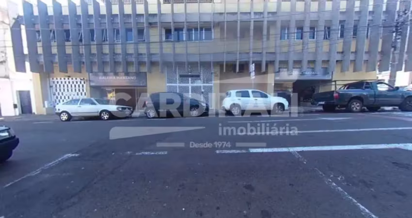 Apartamento com portaria 24 horas de dois dormitórios com 2 banheiros e uma vaga de garagem.