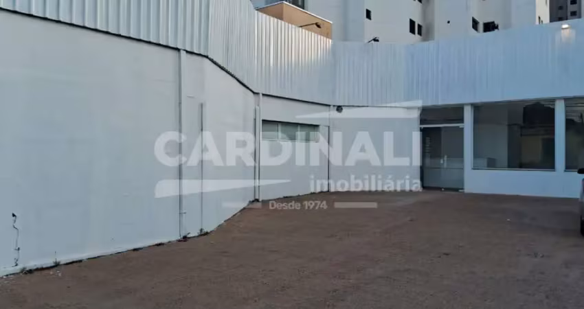 Salão comercial com localização privilegiada, com estacionamento próprio