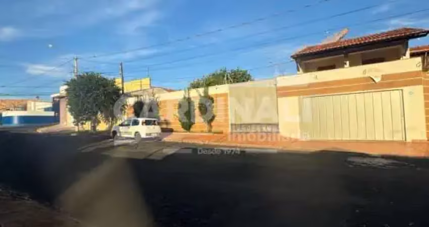 Casa com localização privilegiada, lindo acabamento.