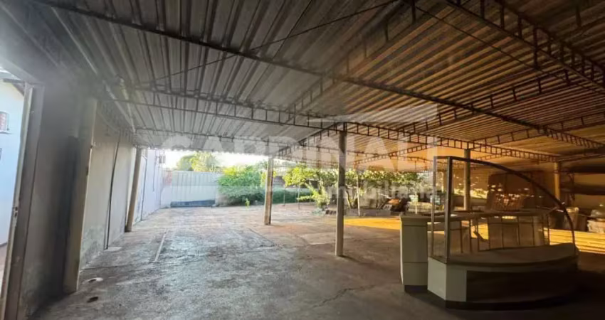 Terreno com ótima localização e com um barracão já pronto.