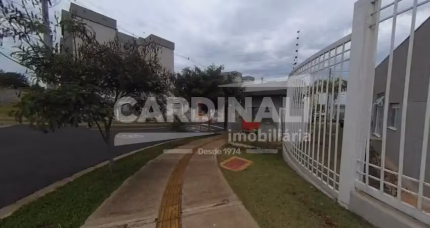 Apartamento de dois dormitóros com uma vaga de garagem.
