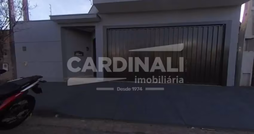 Casa de três dormitórios sendo dois suítes com 4 vagas de garagem.