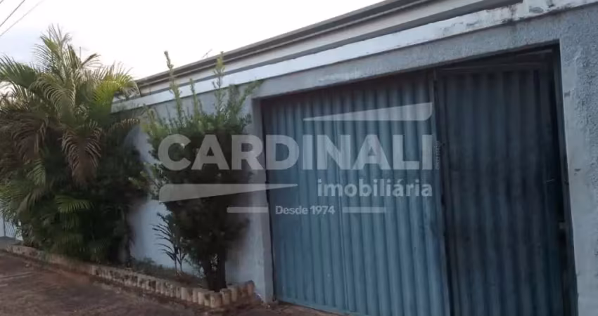 Casa com ótima localização, 03 dormitórios sendo um suíte.