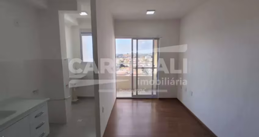 Apartamento de dois dormitórios com uma vaga de garagem.