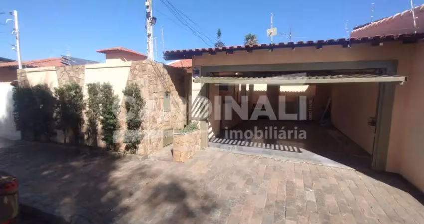 Casa 3 dormitórios sendo 2 suites com piscina e vaga cobertas para 2 carros.