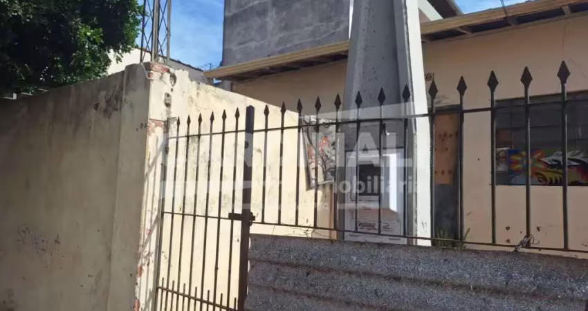 Casa com excelente localização, para demolição, próximo a faculdades e mercados.