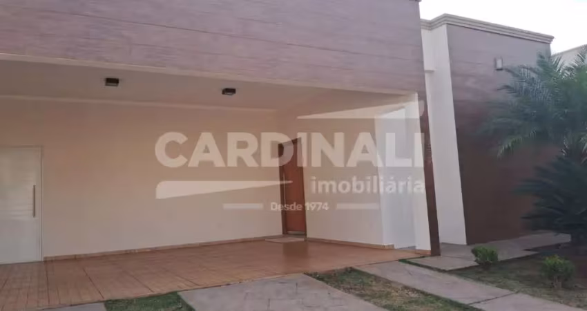 Casa em condomínio com 03 suítes, lindo acabamento e amplo quintal.