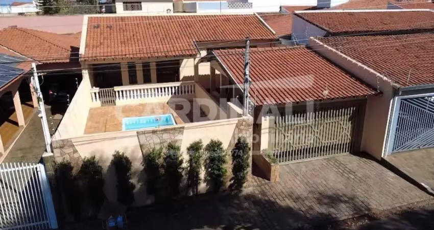 Casa 3 dormitórios sendo 2 suites com piscina e vaga cobertas para 2 carros.