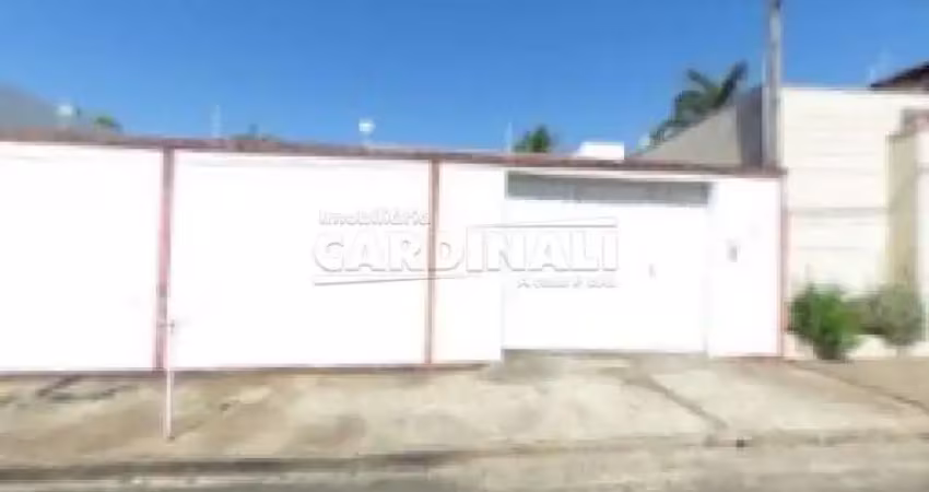 Casa com 3 dormitórios e 4 vagas de garagem próximo ao shopping.