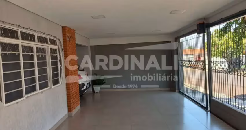 Casa com excelente localização, próximo a supermercados e comércio.