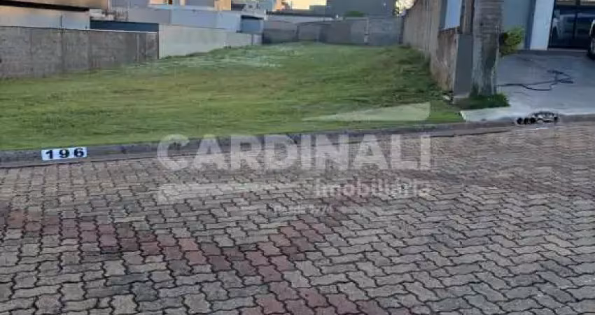 Terreno em condomínio fechado, com excelente localização.