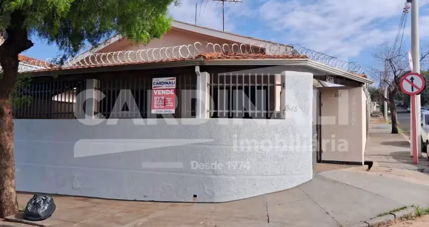 Casa de esquina com ótima localização, com terreno grande e área de lazer.