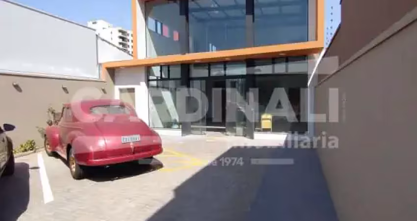 Salão comercial com estacionamento para 6 carros e mezanino com elevador.