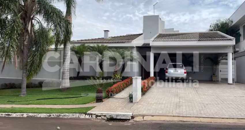 Casa em condomínio, com área de lazer completo, piscina e repletos de armários.