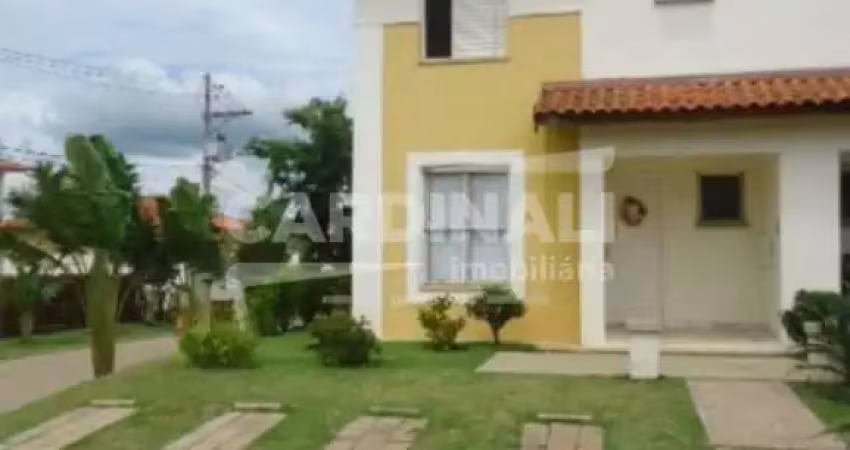 Casa de três dormitórios sendo um suíte em condomínio fechado.