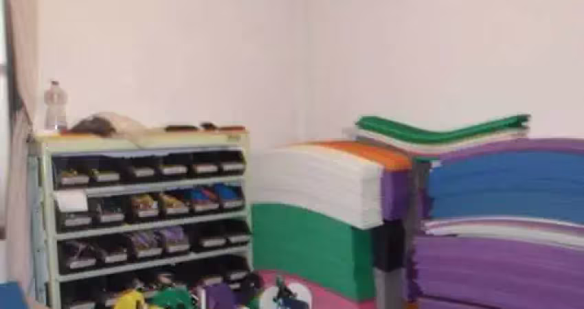 Casa sobrado com 1 dormitório e 4 suítes no Parque Santa Mônica próxima ao Hospital Santa Casa em São Carlos