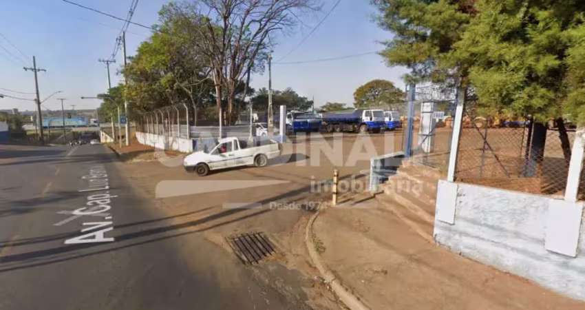 Área comercial em frente a rodovia wasghington luiz, com 100 metros de testeira e área total de 3.500 metros quadrados. área construída de aproximadamente 900 metros quadrados; área conta com