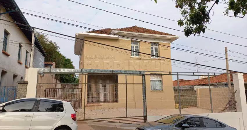 Imóvel comercial com 10 sala e 25 vagas de garagem no centro da cidade.