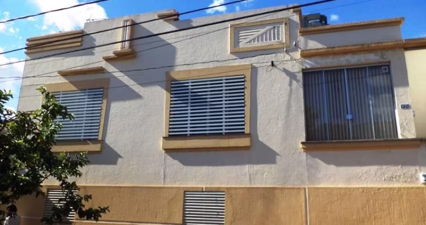 Casa com 3 dormitórios e 1 suíte no Jardim São Carlos próxima a Catedral em São Carlos