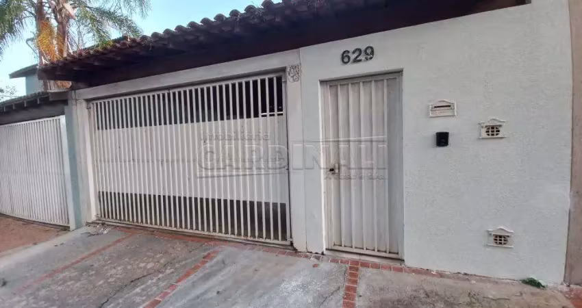 Casa 3 dormitórios sendo 1 suite com 4 vagas de garagem em bairro nobre.