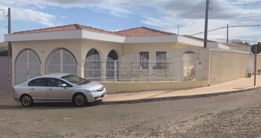 Casa bem ampla e com quintal espaçoso com ótima localização