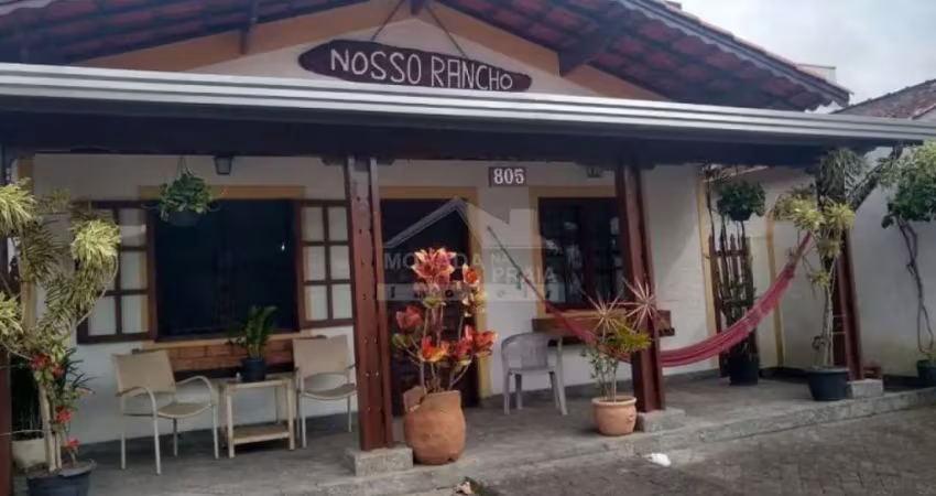 Casa isolada com 3 suítes e 4 vagas de garagem!! no canto do forte!