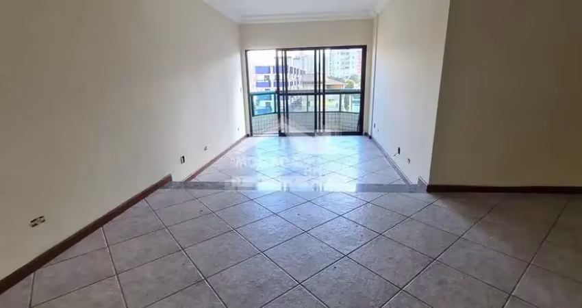 Apartamento enorme no forte, 3 dormitórios, confira na imobiliária em praia grande.