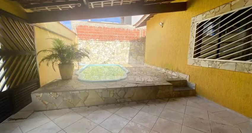 Casa geminada no canto do forte, 2 dormitórios, piscina, só na imobiliária em praia grande.