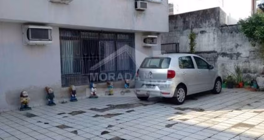 Sobrado no Boqueirão, 4 dormitórios, edícula, confira na imobiliária em Praia Grande.