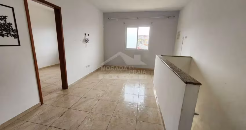 Casa sobreposta alta em condomínio no tude bastos com 02 dormitórios em praia grande