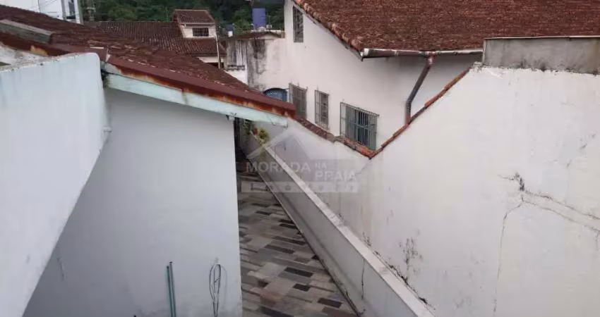 Casa geminada no forte, 2 dormitórios, quintal, confira na imobiliária em praia grande.