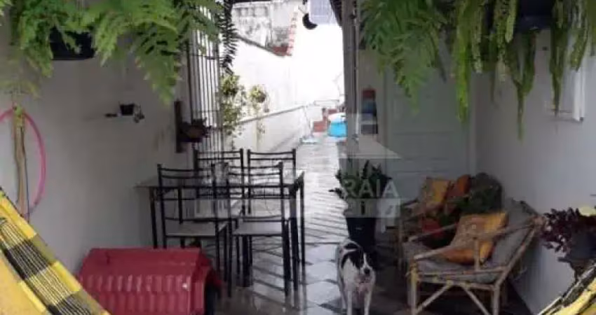 Casa geminada no forte, 2 dormitórios, quintal, confira na imobiliária em praia grande.
