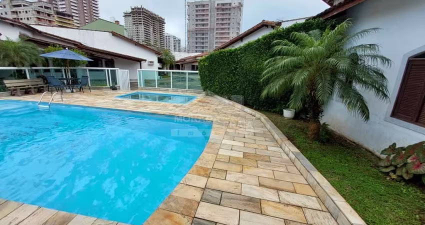 Casa MOBILIADA de Condomínio Fechado no Forte, 2 suítes, piscina, 1 vaga, confira em Praia Grande.