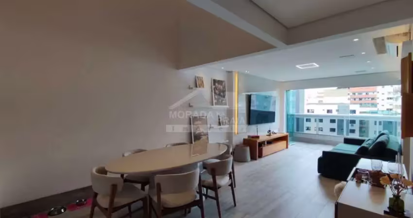 Apartamento duplex e decorado no canto do forte, 2 dormitórios, 2 vagas, lazer, confira na morada.