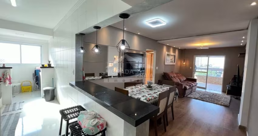 Apartamento Mobiliado 02 dormitórios, 1 Suíte, 2 vagas, lazer, só na imobiliária em Praia Grande.