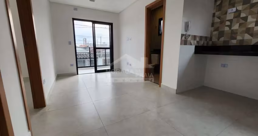 Casa sobreposta alta em condomínio fechado na mirim, 3 dormitórios, sacada, confira em praia grande.