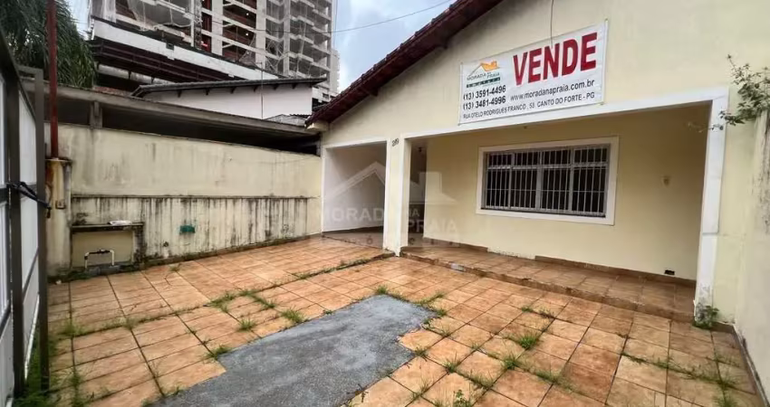 Casa no centro da guilhermina, 02 dormitórios, 03 vagas, confira na imobiliária em praia grande.
