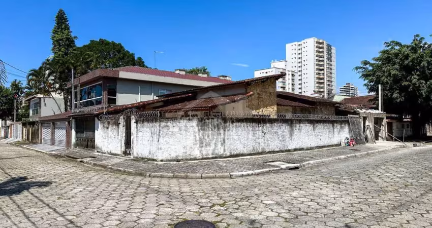 Casa geminada no canto do forte, 2 dormitórios, 4 vagas, quntal, confira em praia grande.