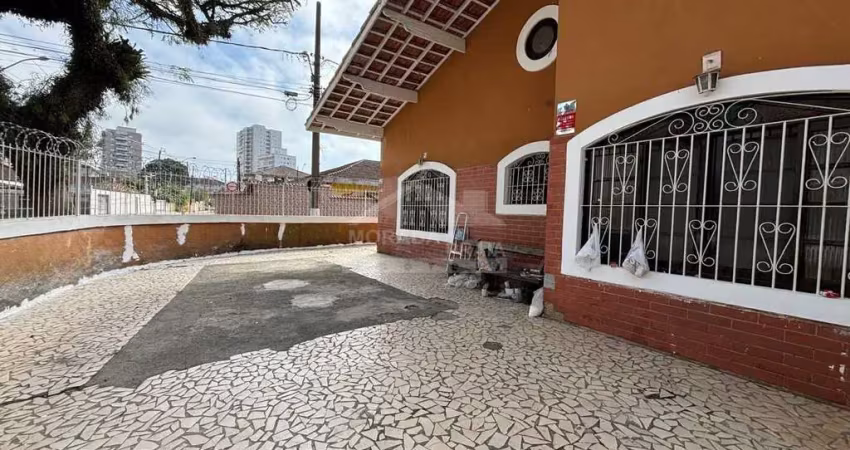Casa geminada no canto do forte, 2 dormitórios, quintal, 4 vagas, confira em praia graande.