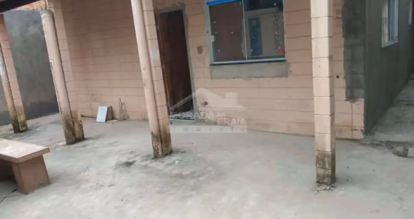 Casa isolada de 2 dormitórios (1 suíte) na guilhermina, confira na imobiliária em praia grande.