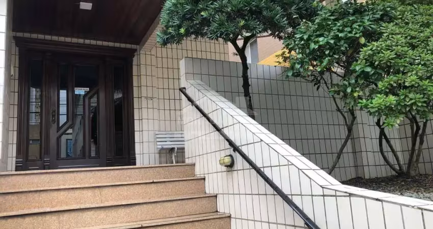 Excelente apartamento todo reformado, 200 metros da praia,1 dormitório com sacada frente para a rua.