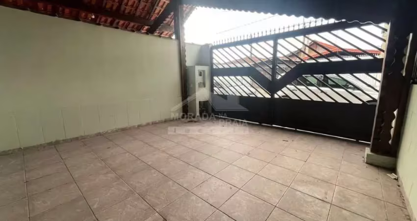 Casa geminada no caiçara, 2 dormitórios, quintal, 2 vagas, confira somente em praia grande.