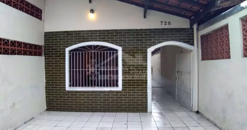 Casa geminada na vila mirim, 2 dormitórois, 1 suíte, 2 vagas, churrasqueira, confira em praia grande
