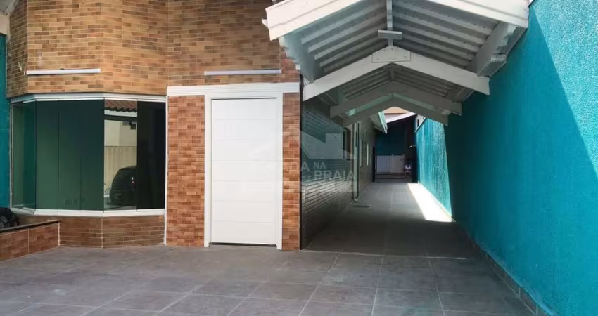 MANSÃO na Guilhermina, 3 dormitórios, 2 suítes sendo 01 MASTER, piscina, confira em Praia Grande.