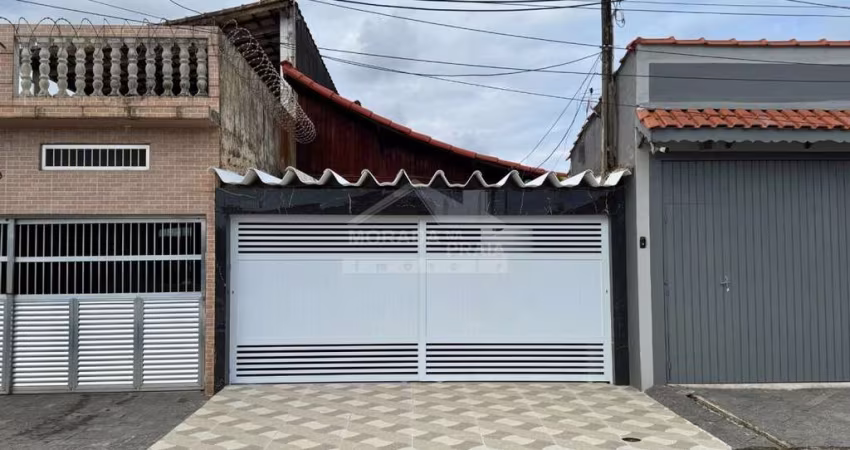 Casa Geminada na Ocian, 2 dormitórios, 2 vagas, quintal, confira na imobiliária em Praia Grande.