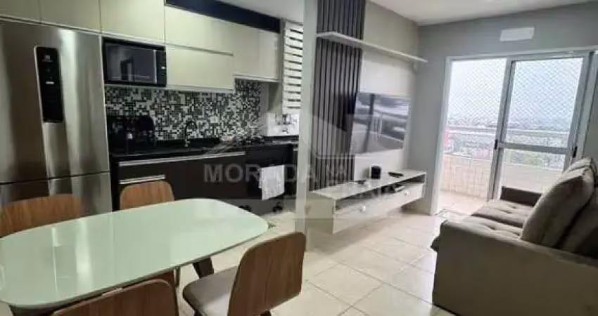 Apartamento mobiliado na guilhermina 2 dormitórios, vista livre, lazer, confira em praia grande.
