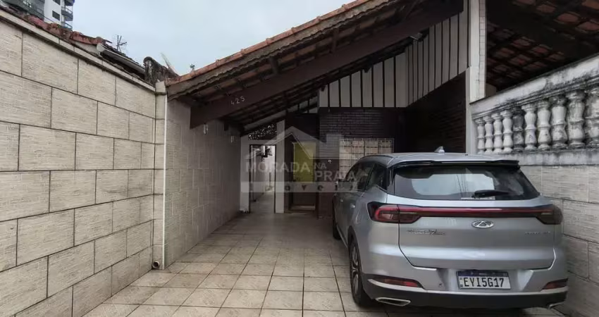 Casa geminada na guilhermina, 2 dormitórios, quintal, 3 vagas, confira em praia grande.