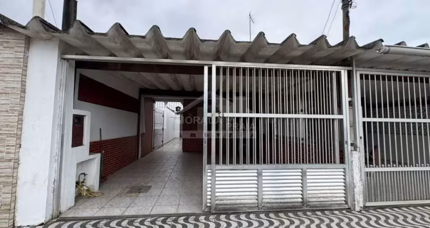 Casa geminada mobiliada na mirim, 2 dormitórios, quintal, 2 vagas, confira em praia grande.