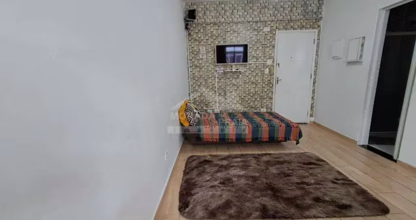 Kitnete no centro do boqueirão, 50 metros da praia, sala ampla, 1 vaga.