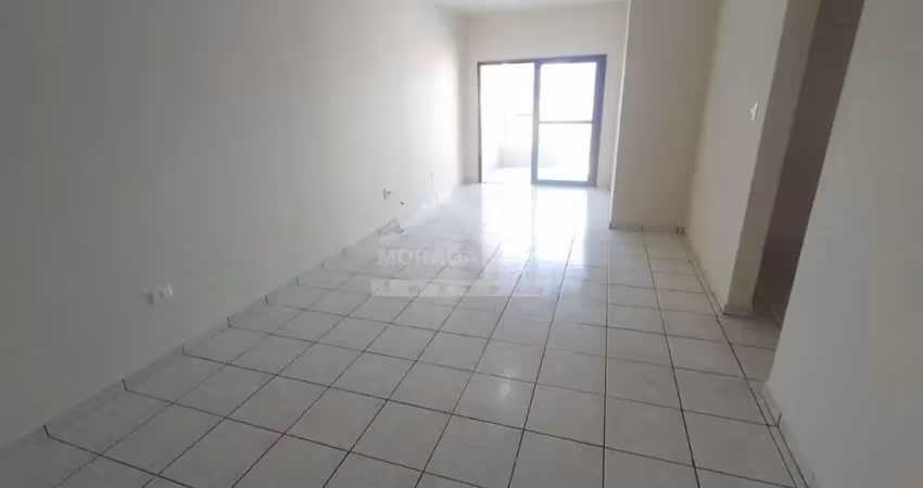 Apartamento na guilhermina, 02 dormitórios, sacada, 01 vaga, confira na imobiliária em praia grande.